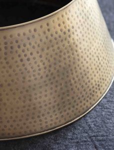 Klasyczna osłona na stojak choinkowy.