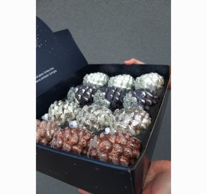 Kunsztownie wykonane bombki w kształcie szyszek.