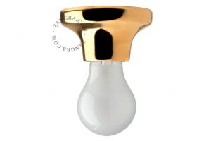 Kunsztownie wykonane lampy porcelanowe.