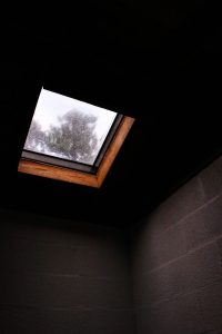 montaż okna dachowego na co zwrócić uwagę